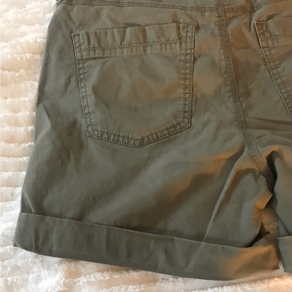 DKNY Jeans Green Camo Color Cuffed Shorts Size 4 - Picture 4 of 6